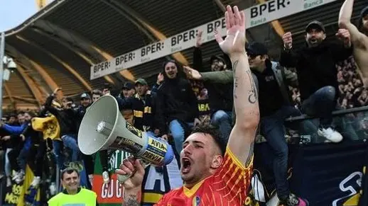 Gagno esulta coi tifosi dopo la vittoria del Modena decretata dal gol che lui stesso ha siglato su rinvio da 80 metri - © www.giornaledibrescia.it