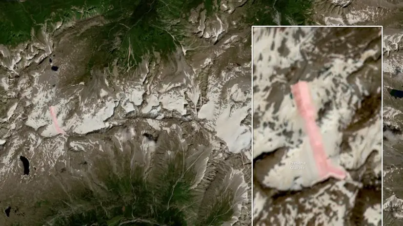 L'immagine saltellitare immortala i teli termici sul ghiacciaio del Presena -  © www.giornaledibrescia.it