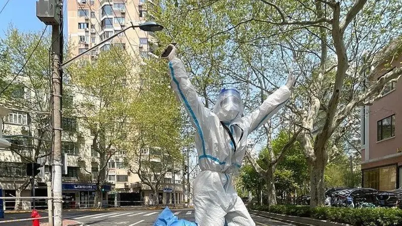 Susanna per le vie deserte del suo quartiere a Shanghai - Foto © www.giornaledibrescia.it