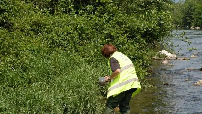 Un tecnico dell'Arpa al lavoro lungo il Mella- © www.giornaledibrescia.it