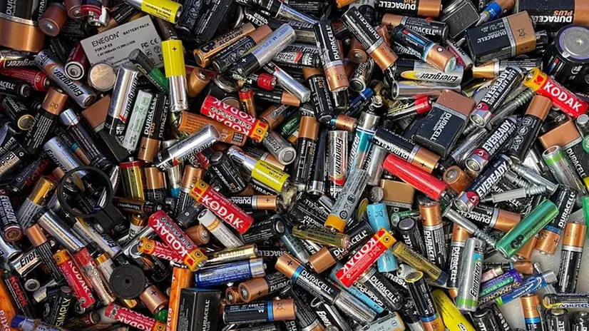 Dalle batterie si possono ottenere materiali come zinco, ossido di magnesio, plastica o piombo - © www.giornaledibrescia.it