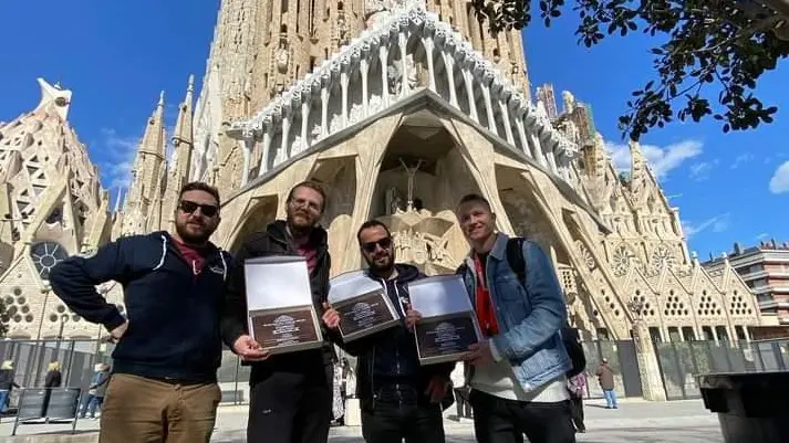 Gli attestati esibiti dai mastri birrai bresciani davanti alla Sagrada Familia - © www.giornaledibrescia.it