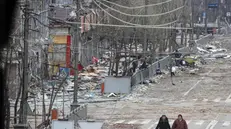 Città fantasma: due persone si avventurano nella Mariupol devastata - © www.giornaledibrescia.it