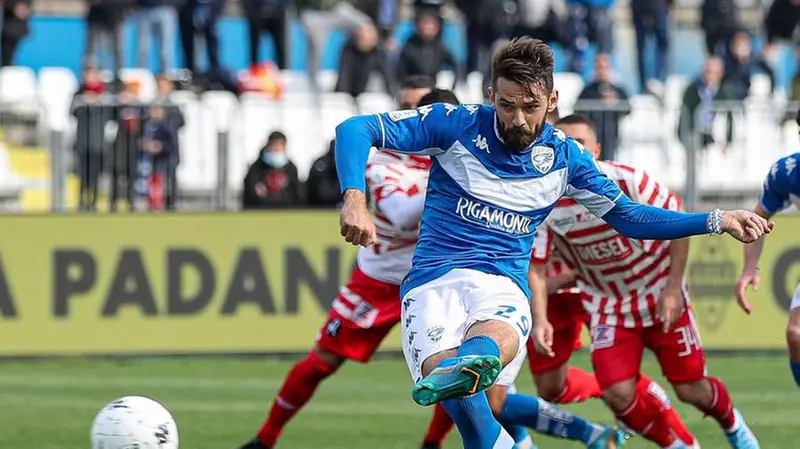 Il rigore trasformato da Pajac - Foto New Reporter © www.giornaledibrescia.it