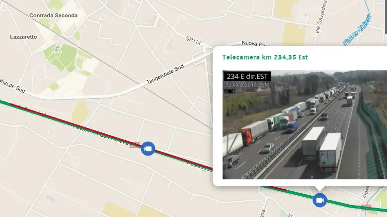 Le code formatesi dopo il tamponamento in A4 nelle riprese di una webcam della Brescia-Padova
