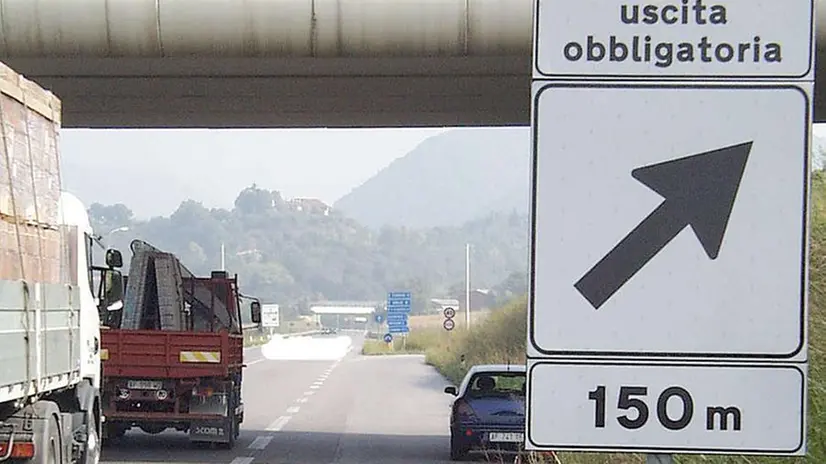 In una foto d'archivio, un cartello di uscita obbligatoria lungo la 45bis - © www.giornaledibrescia.it