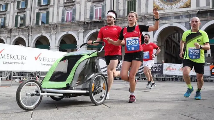 Alla Bam in piazza Loggia col marito Giovanni e il primo figlio