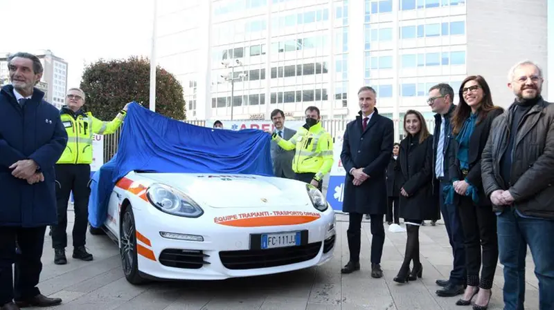 La cerimonia di consegna della Porsche