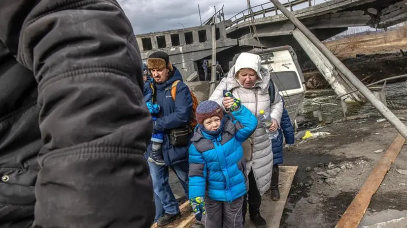 Un bambino in fuga dalla guerra a Kiev - Foto Epa/Roman Pilipey © www.giornaledibrescia.it