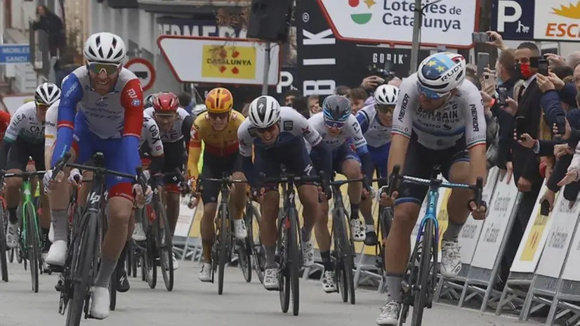 L'arrivo di Colbrelli in volata al traguardo della prima tappa della Vuelta a Catalunya, poco prima del malore - Foto Epa © www.giornaledibrescia.it