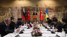 Erdogan e il tavolo delle due delegazioni, russa e ucraina - Foto Epa © www.giornaledibrescia.it