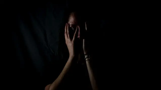 Una donna si protegge il viso con le mani - © www.giornaledibrescia.it