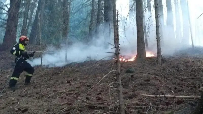 Le operazioni. Lo spegnimento del fronte degli incendi in Valcamonica