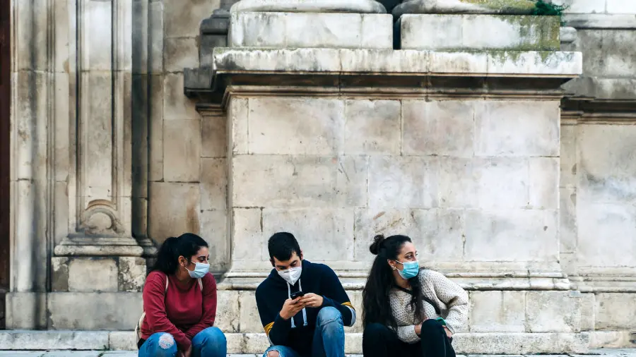 Adolescenti con mascherina