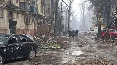 Un fermo immagine tratto da un video delle forze armate ucraine mostra le strade devastate dai bombardamenti a Mariupol - Foto Ansa © www.giornaledibrescia.it