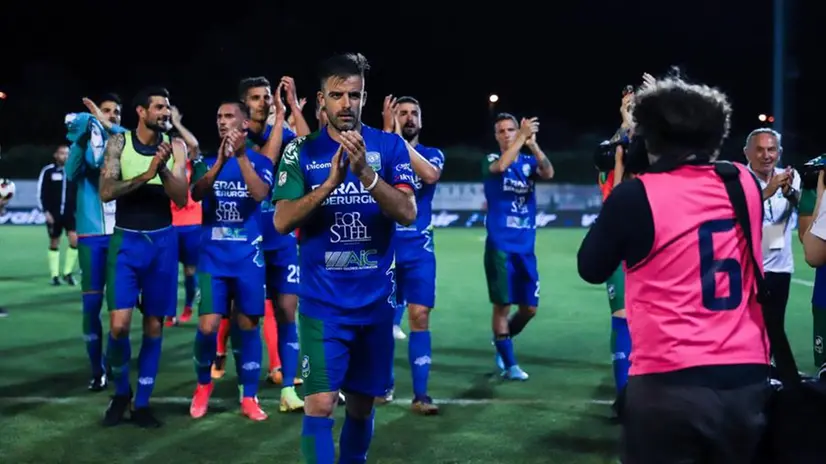 I festeggiamenti della FeralpiSalò dopo la vittoria contro la Reggiana - © www.giornaledibrescia.it