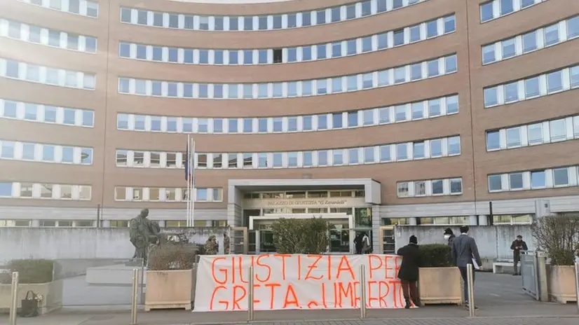 Lo striscione per Greta e Umberto, anche questa mattina, fuori dal tribunale di Brescia - © www.giornaledibrescia.it