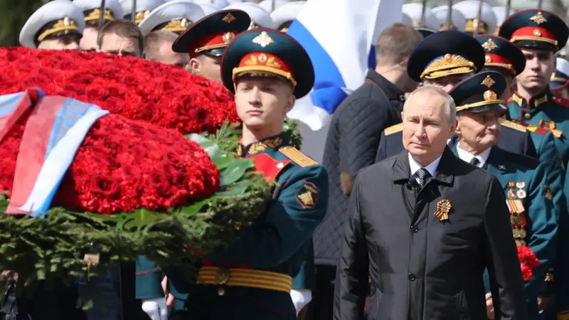 Putin durante la parata del 9 maggio - Foto Epa © www.giornaledibrescia.it