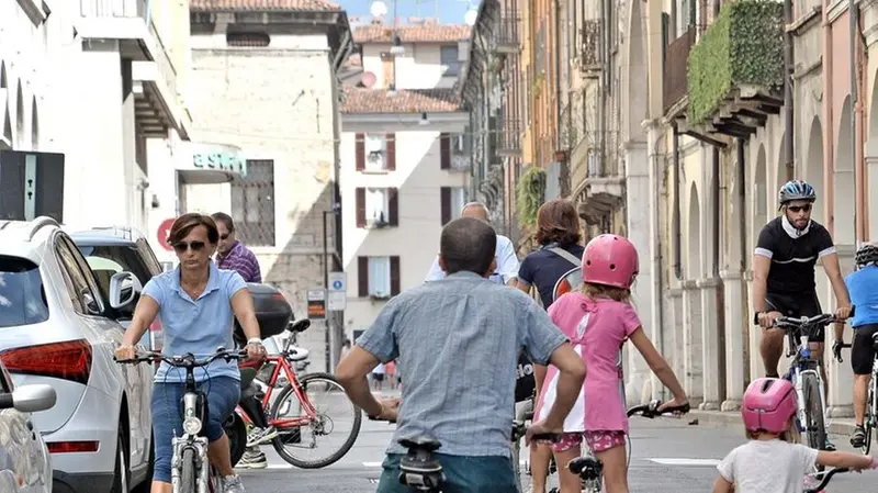 Sotto accusa il livello di smog, Fierro propone lo stop alle auto in centro - © www.giornaledibrescia.it