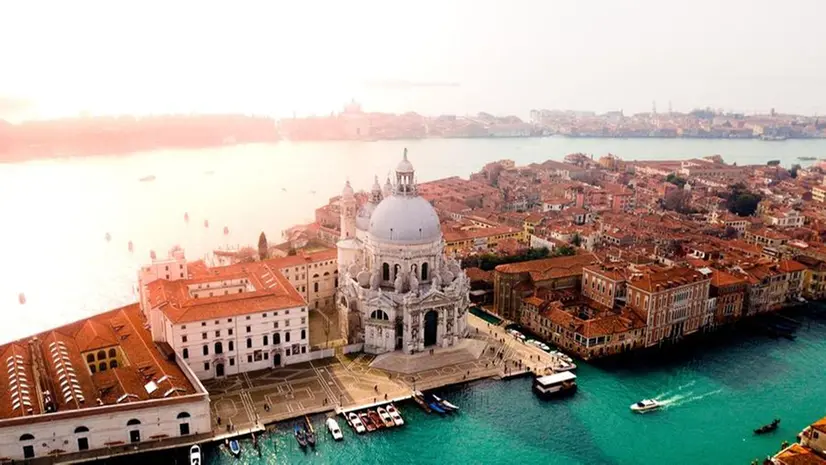 La Basilica di Santa Maria della Salute di Venezia vista da un drone