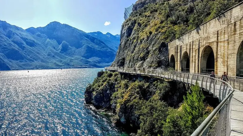 Una spettacolare vista dalla pista ciclopedonale a sbalzo sul lago di Garda