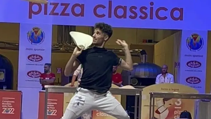 Acrobazie. Nicola Matarazzo, 20 anni, è campione mondiale di Pizza Freestyle - Foto © www.giornaledibrescia.it