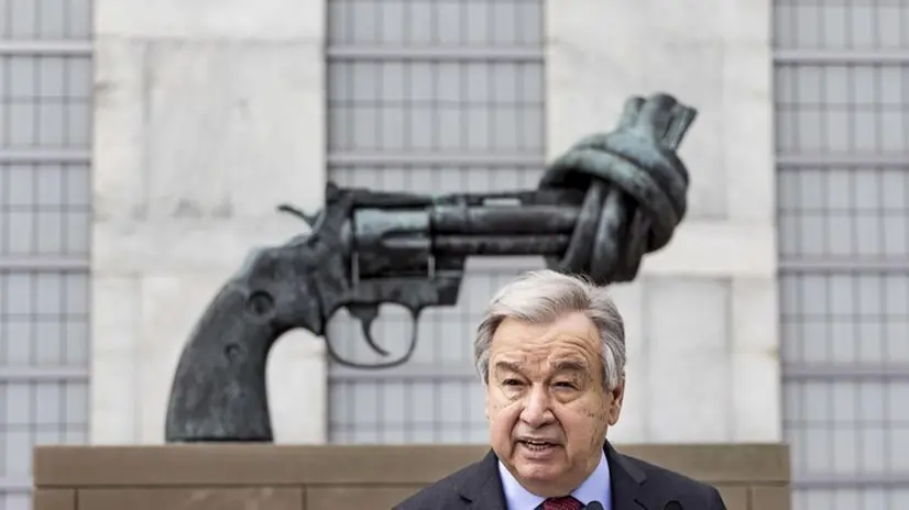 Antonio Guterres davanti alla scultura The Knotted Gun a New York - Foto Ansa/Epa/Justin Lane © www.giornaledibrescia.it