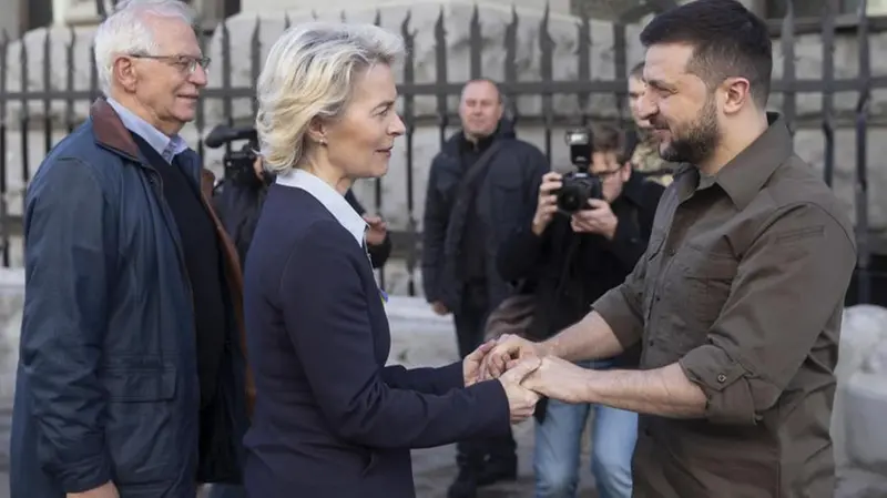 La stretta di mano tra von der Leyen e Zelensky - Foto Epa © www.giornaledibrescia.it