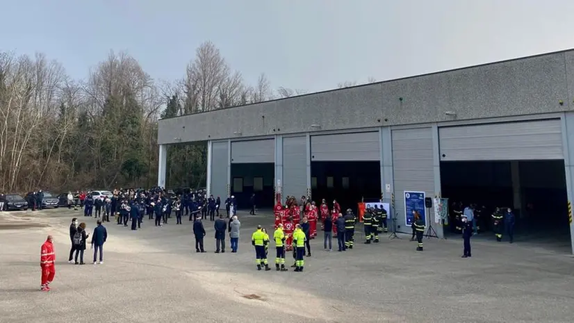 Il capannone a disposizione di Vigili del fuoco, Protezione civile e Croce Rossa - © www.giornaledibrescia.it