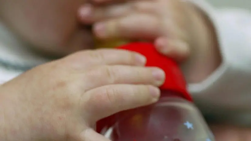 Un neonato con il biberon - Foto © www.giornaledibrescia.it