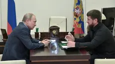 Vladimir Putin a colloquio con Ramzan Kadyrov - Foto Ansa/Epa/Aleksey Nikolsky © www.giornaledibrescia.it