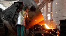 Un lavoratore in un'impresa siderurgica bresciana - Foto New Reporter © www.giornaledibrescia.it