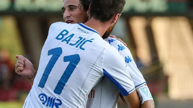 Riad Bajic, riferimento offensivo, abbraccia il difensore Andrea Cistana