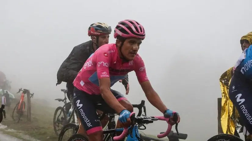 Il passaggio del Giro d’Italia in una giornata da tregenda nell’edizione del 2019