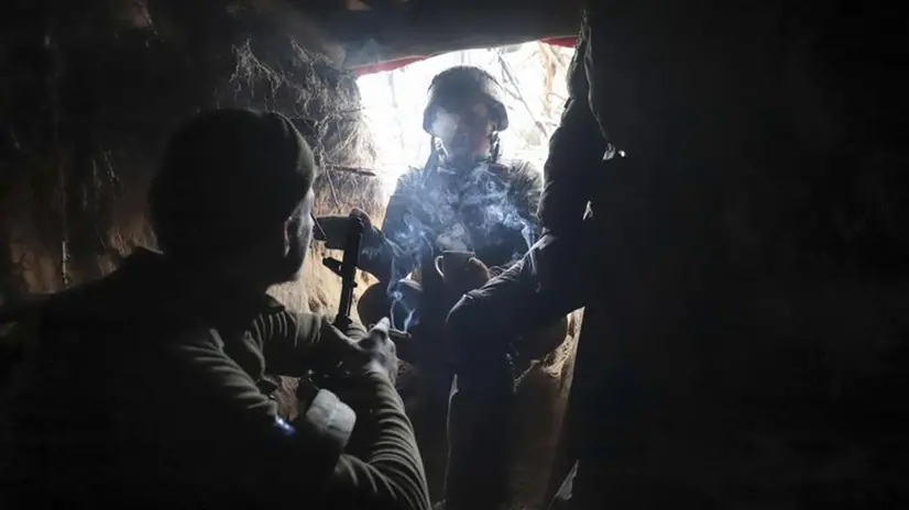 Soldati ucraini in un momento di riposo - Foto Ansa/Epa © www.giornaledibrescia.it