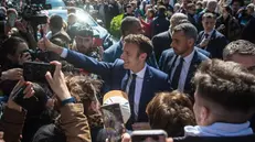 Bagno di folla per Emmanuel Macron - Ansa © www.giornaledibrescia.it