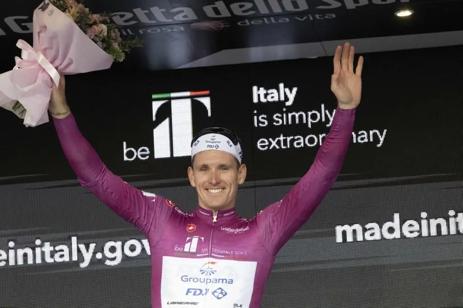 Giro d'Italia, Arnaud Demare concede il bis e vince anche a Scalea