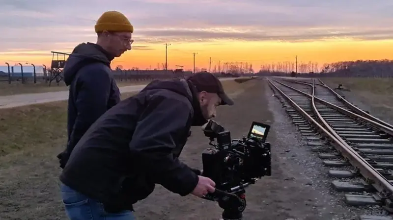 Le riprese presso il campo di concentramento di Auschwitz - © www.giornaledibrescia.it