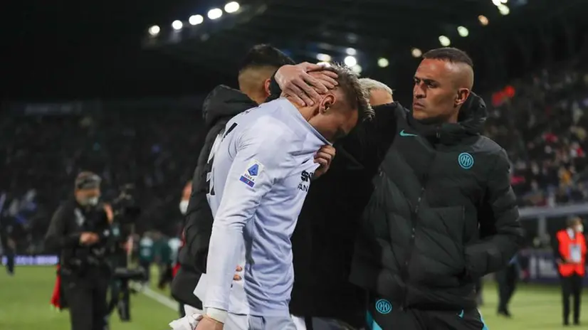 Il portiere dell'Inter Radu consolato dopo l'errore contro il Bologna - Foto Ansa @ www.giornaledibrescia.it