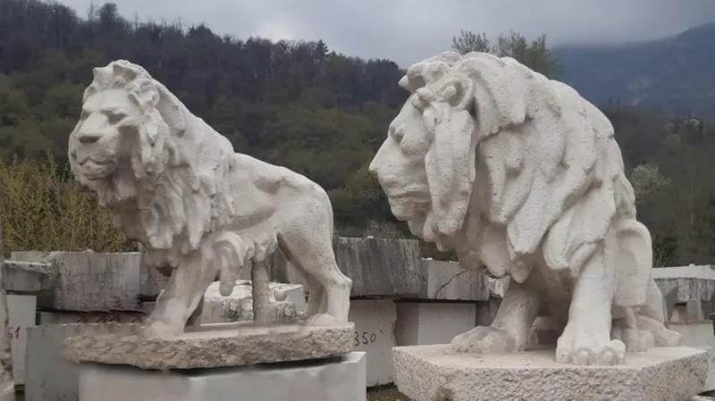 I Leoni: sbozzati da Lombardi per lo scultore Ghidoni, che non li ultimò - © www.giornaledibrescia.it