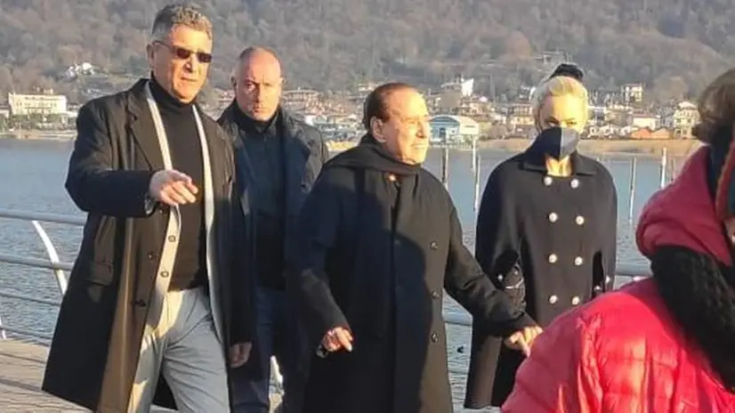 Silvio Berlusconi con la compagna Marta Fascina sul lago d'Iseo - Foto www.ecodibergamo.it