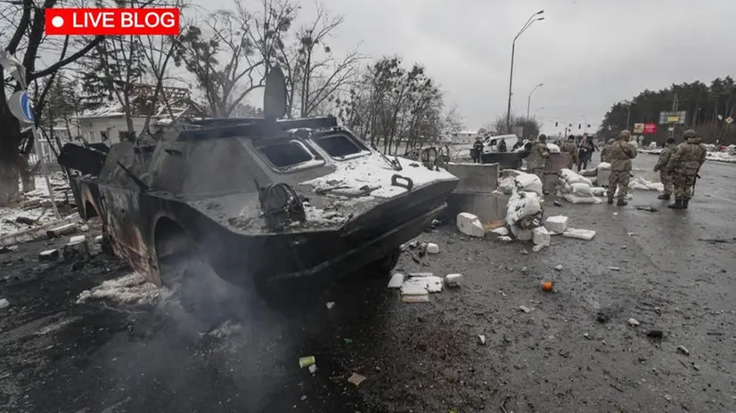 Un mezzo militare ucraino danneggiano in un checkpoint a Brovary, vicino Kiev - Ansa  © www.giornaledibrescia.it