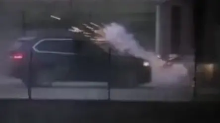 L’esplosione di una delle cariche per far saltare la porta del capannone