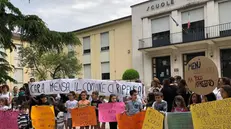 La protesta dei genitori davanti alla scuola «Tito Speri» di Rezzato - Foto © www.giornaledibrescia.it