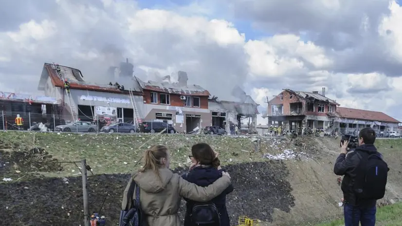 Gli effetti dei missili su Leopoli - Foto Epa/Mykola Tys © www.giornaledibrescia.it