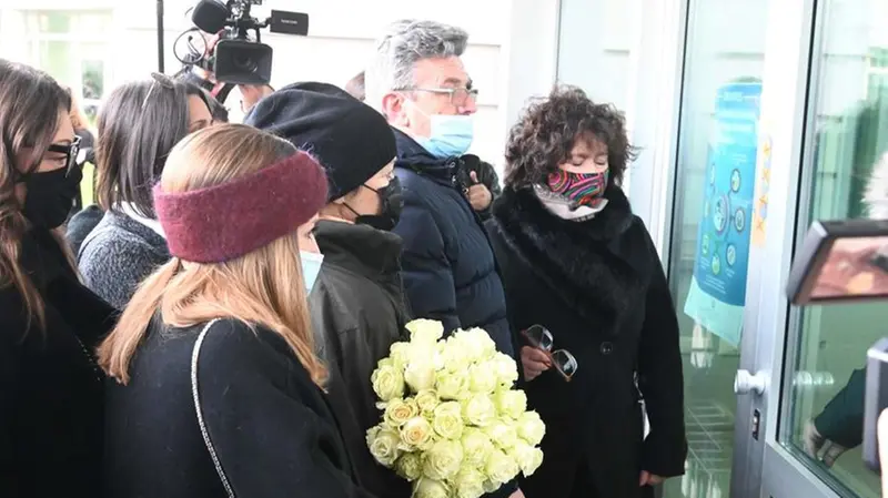 Le amiche di Greta Nedrotti portano in tribunale 25 rose bianche - Foto Gabriele Strada/Neg © www.giornaledibrescia.it