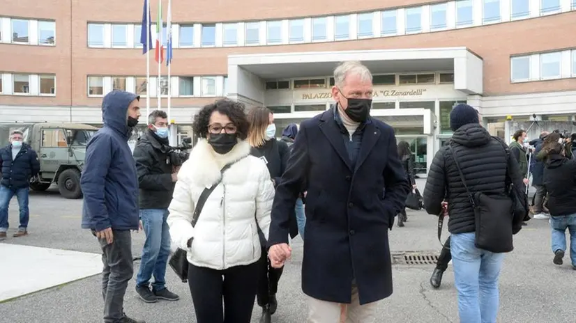 I genitori di Greta Nedrotti fuori dal tribunale dopo la prima udienza, lo scorso 10 novembre - Foto Marco Ortogni/Neg © www.giornaledibrescia.it