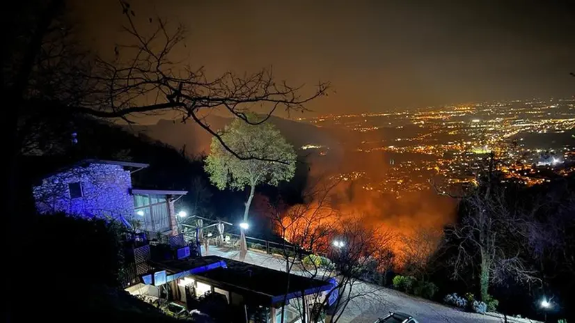 Incendi boschivi, si lavora contro le fiamme a Botticino