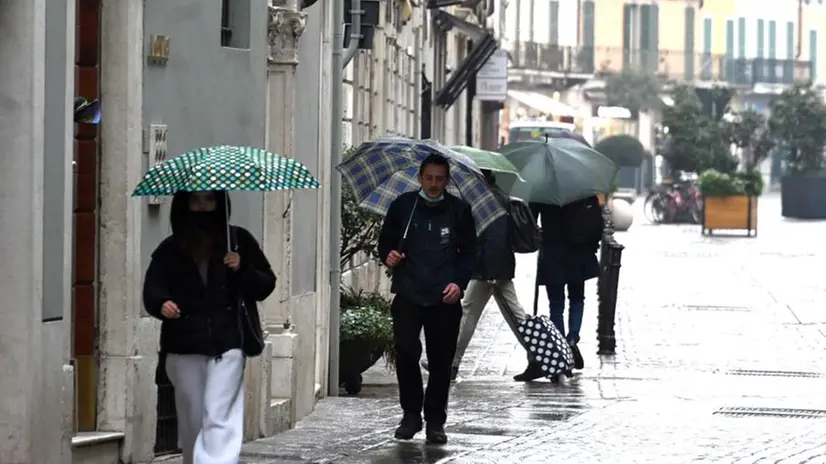 Prima pioggia in centro città - Marco Ortogni/Neg © www.giornaledibrescia.it