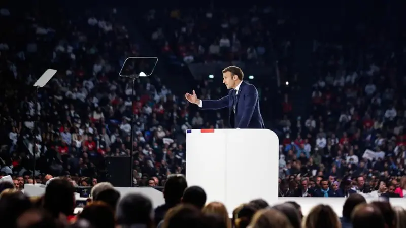 Il presidente Emmanuel Macron durante l'unico comizio della sua campagna elettorale - Foto Epa/Mohammed Badra © www.giornaledibrescia.it